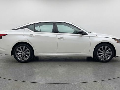 Used 2025 Nissan Altima 2.5 SV image 11