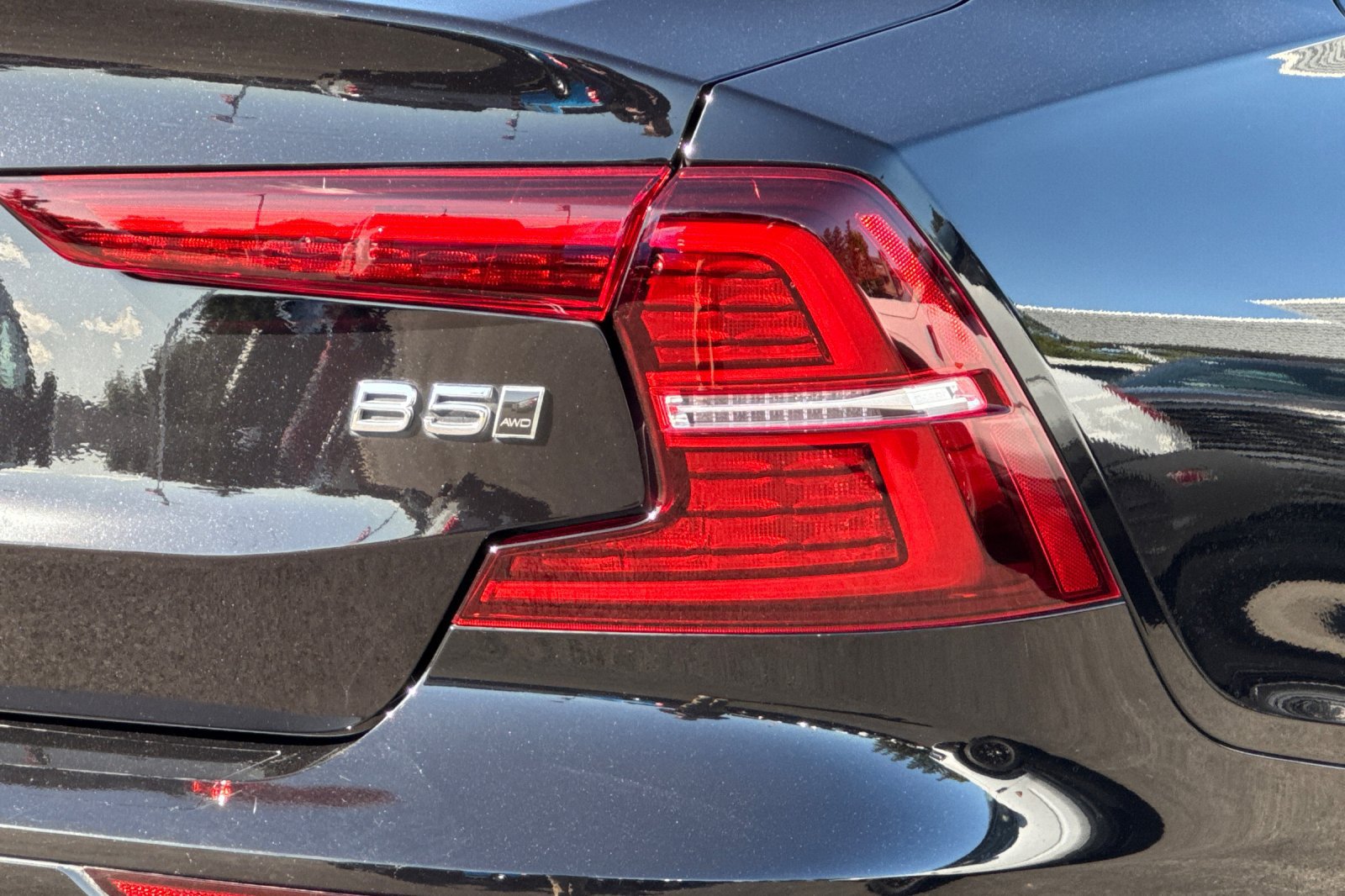 Used 2025 Volvo S60 B5 Plus AWD/4WD image 29