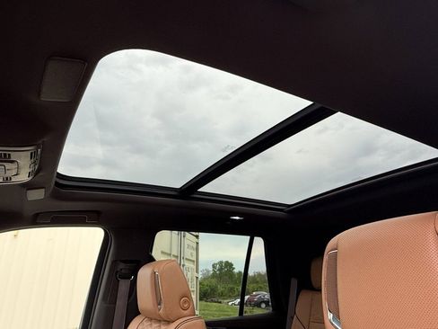 Used 2024 Cadillac Escalade Premium Luxury w/ Performance Package image 4