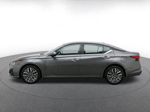 Used 2025 Nissan Altima 2.5 SV FWD image 12