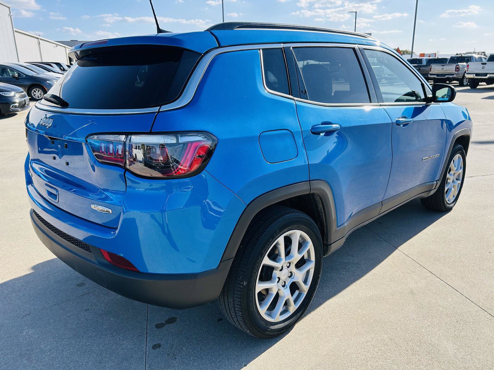 Used 2023 Jeep Compass Latitude AWD/4WD image 34