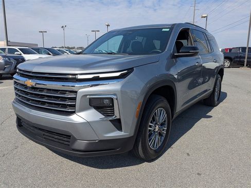 Used 2025 Chevrolet Traverse LT image 8