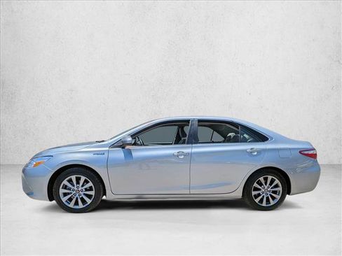 Used 2017 Toyota Camry XLE FWD image 2