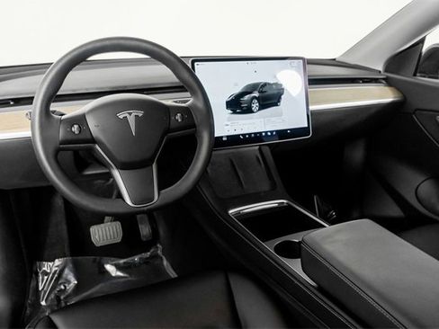 Used 2022 Tesla Model Y Long Range image 2
