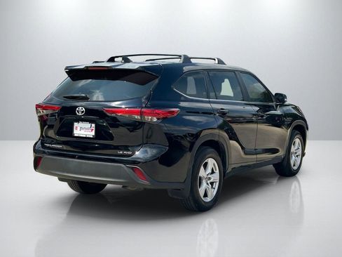 Used 2023 Toyota Highlander LE AWD/4WD image 5