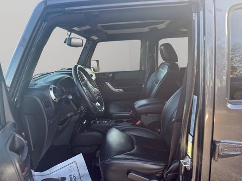 Used 2017 Jeep Wrangler Unlimited Rubicon w/ Cold Weather Group image 8