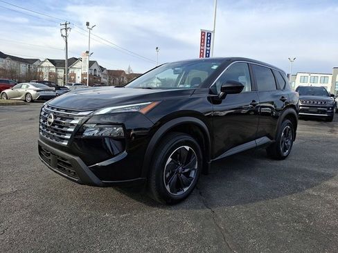 Used 2024 Nissan Rogue SV image 3