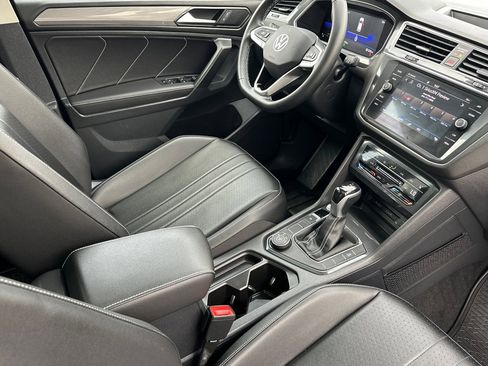 Used 2022 Volkswagen Tiguan SE w/ Panoramic Sunroof Package image 17