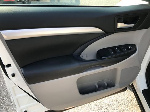Used 2017 Toyota Highlander XLE w/ Carpet Mat Package AWD/4WD image 14