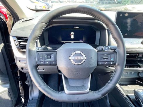 Used 2025 Nissan Rogue Platinum FWD image 11