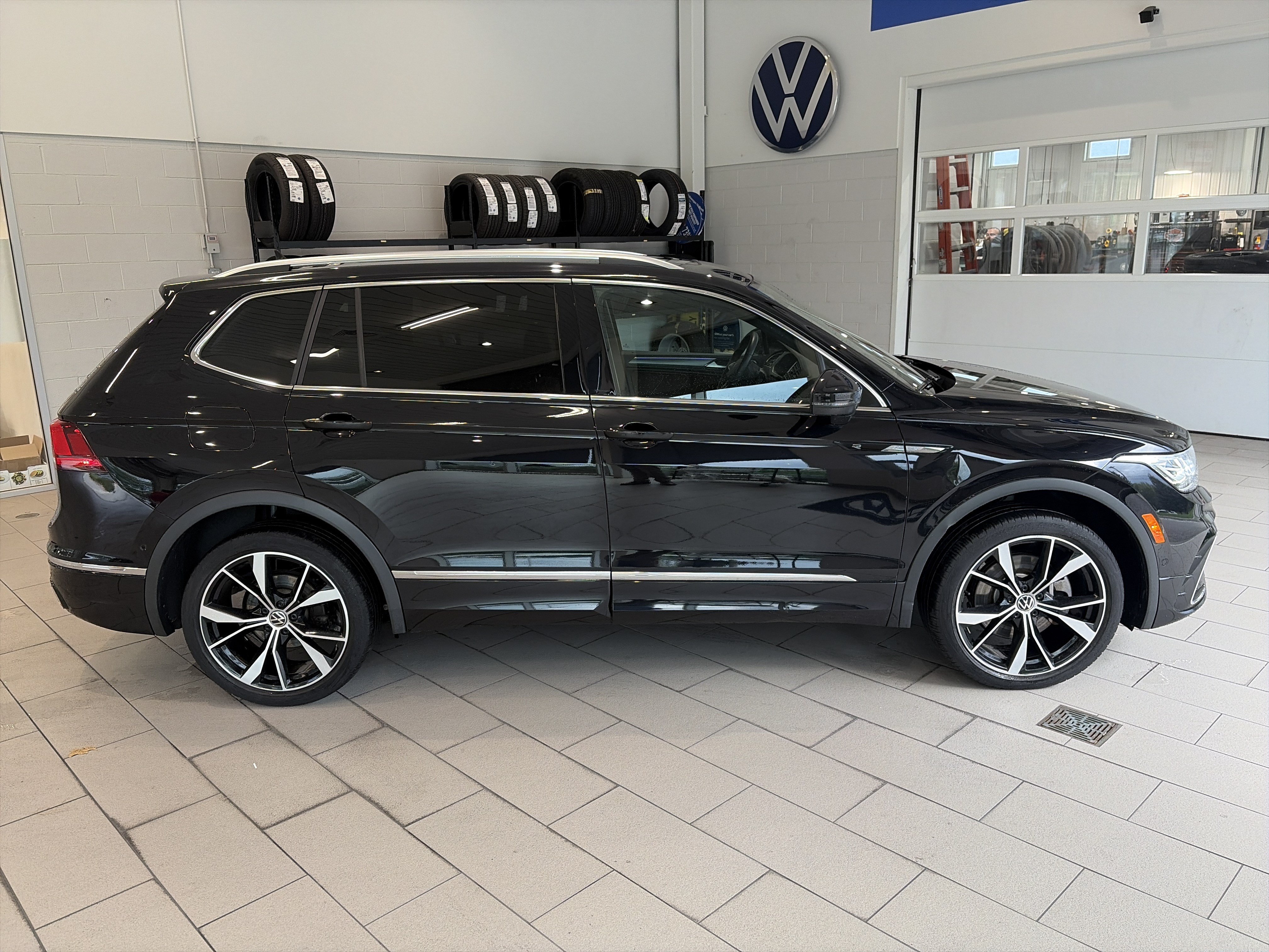 Used 2024 Volkswagen Tiguan SEL R-Line AWD/4WD image 4
