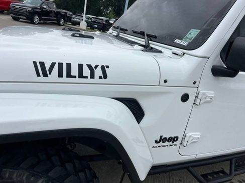 Used 2024 Jeep Gladiator Sport AWD/4WD image 3
