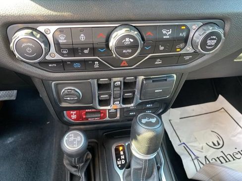 Used 2024 Jeep Wrangler Unlimited AWD/4WD image 12