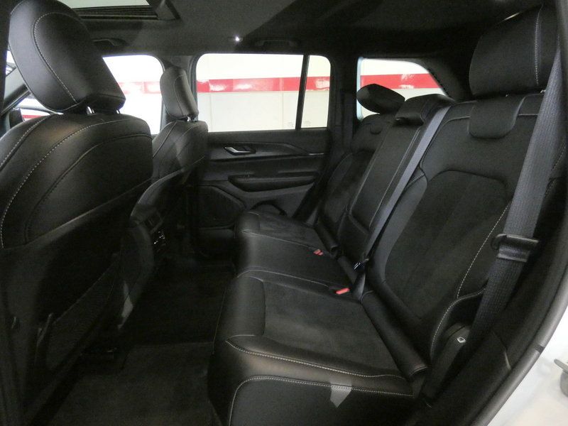 Used 2025 Jeep Grand Cherokee Altitude RWD image 24