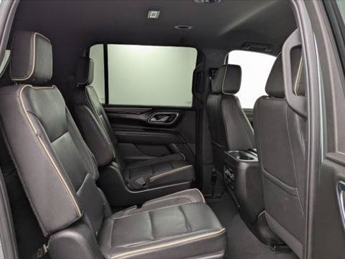 Used 2023 Chevrolet Suburban Premier RWD image 18