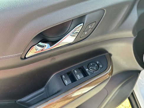 Certified 2022 GMC Acadia SLE image 24