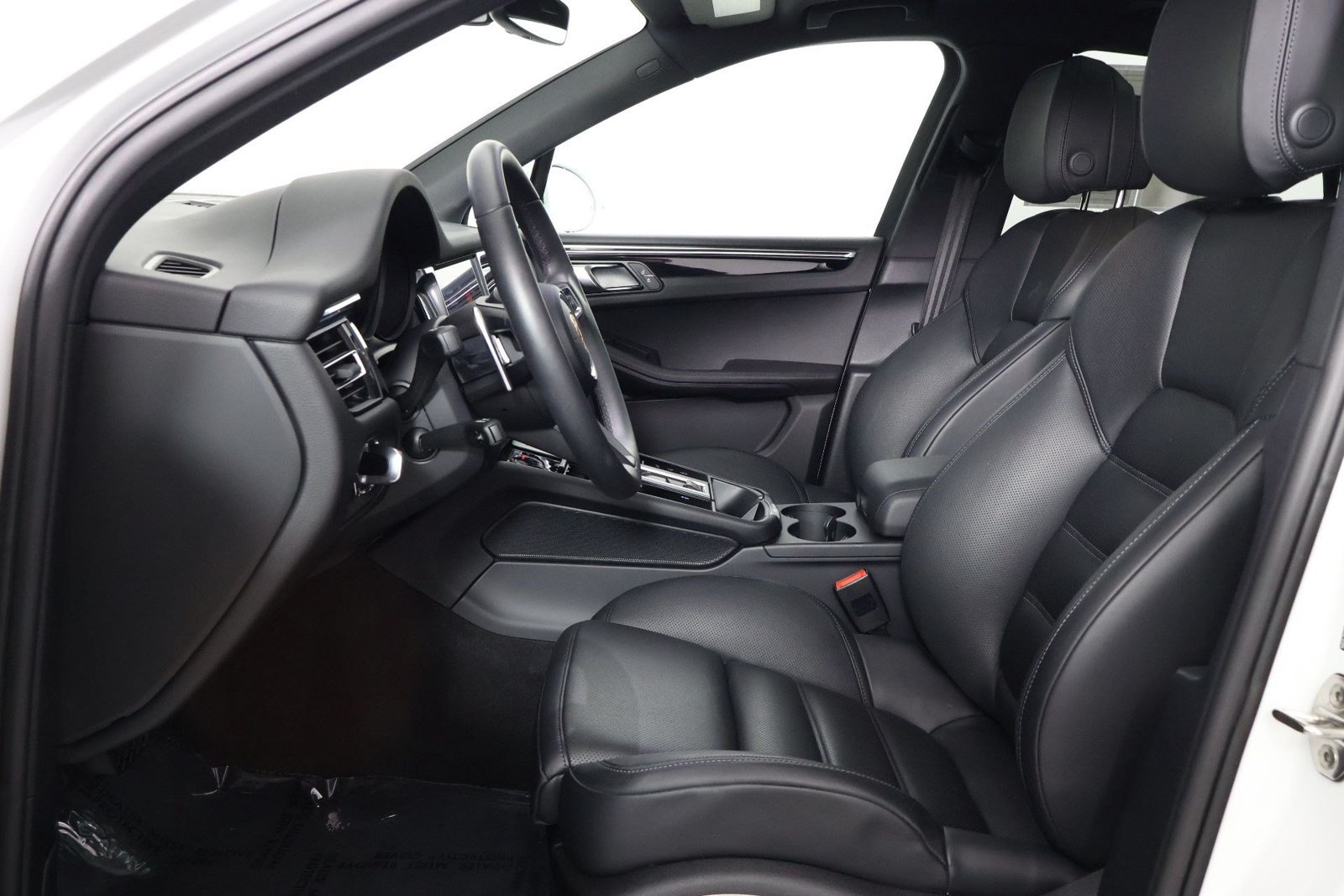 Certified 2026 Porsche Macan AWD/4WD image 5