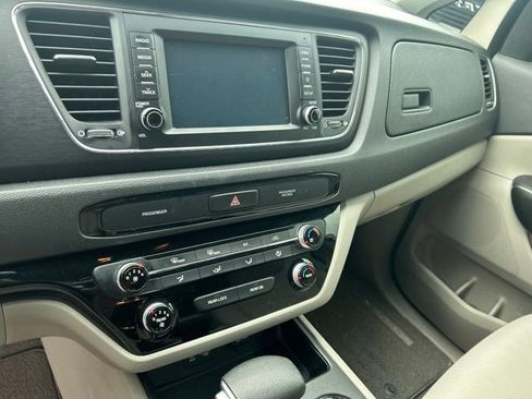 Used 2019 Kia Sedona LX FWD image 12