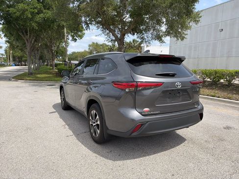 Used 2023 Toyota Highlander XLE image 3