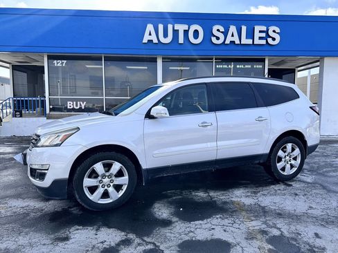 Used 2016 Chevrolet Traverse LT w/ Style and Technology Package image 2