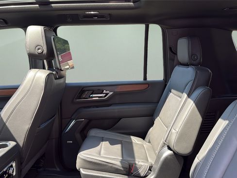 Used 2026 GMC Yukon XL Denali w/ Denali Reserve Package AWD/4WD image 24