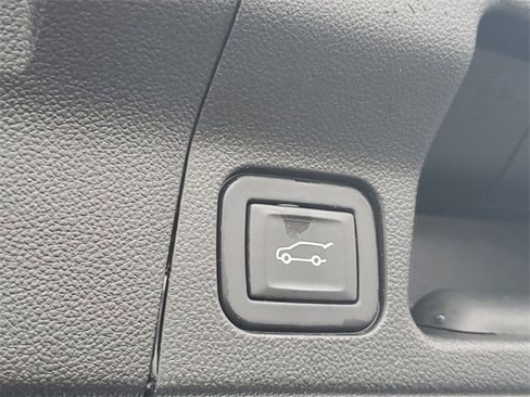 Used 2023 GMC Acadia AT4 w/ Technology Package image 8