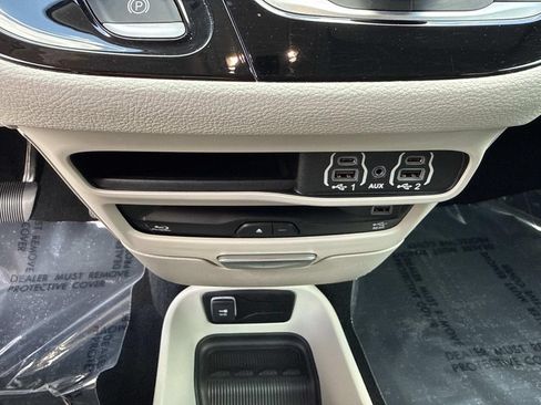 Used 2022 Chrysler Pacifica Touring-L w/ Uconnect Theater Family Group AWD/4WD image 35