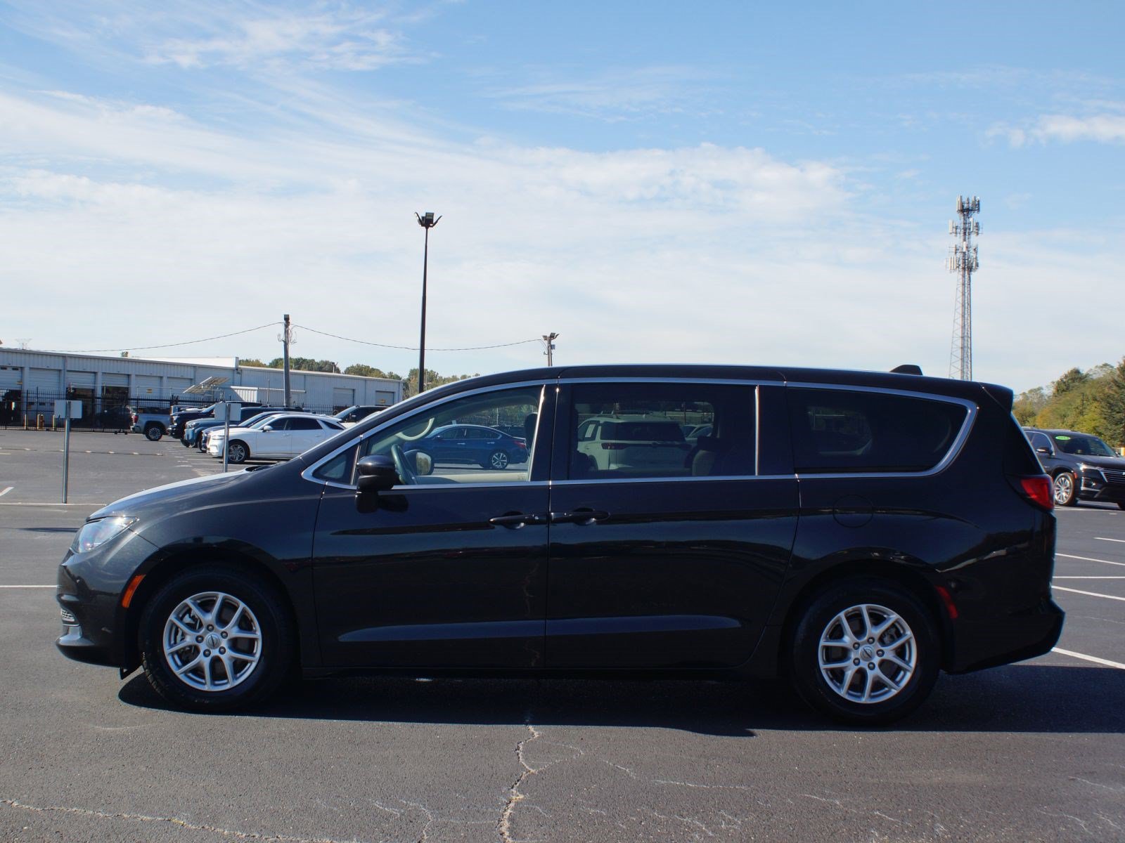 Used 2023 Chrysler Voyager LX FWD image 11