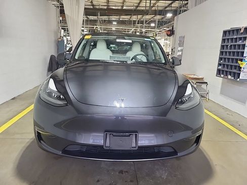 Used 2024 Tesla Model Y Long Range AWD/4WD image 2