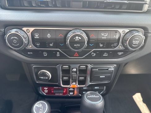 Used 2024 Jeep Gladiator Rubicon w/ Technology Group AWD/4WD image 22