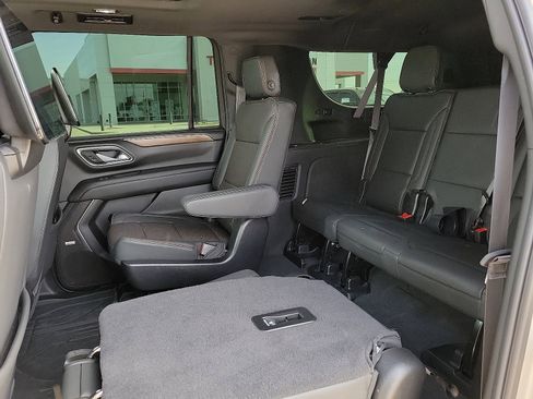 Used 2024 Chevrolet Suburban High Country w/ Advanced Technology Package image 8