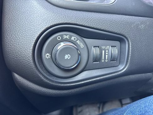 Used 2022 Jeep Renegade Latitude AWD/4WD image 19