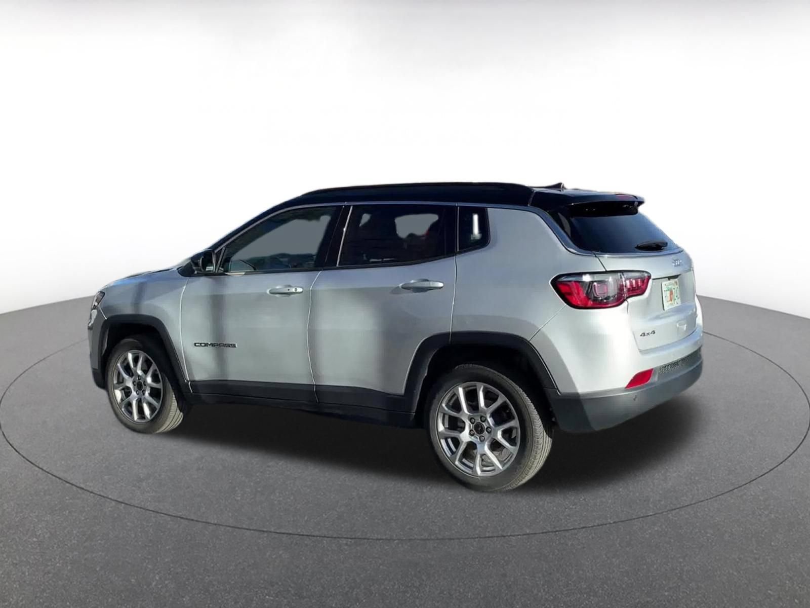 Used 2025 Jeep Compass Limited AWD/4WD image 9