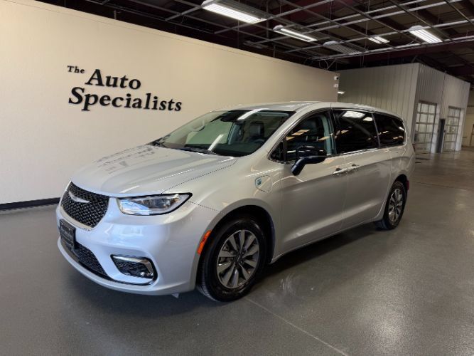 Used 2024 Chrysler Pacifica Limited FWD image 1