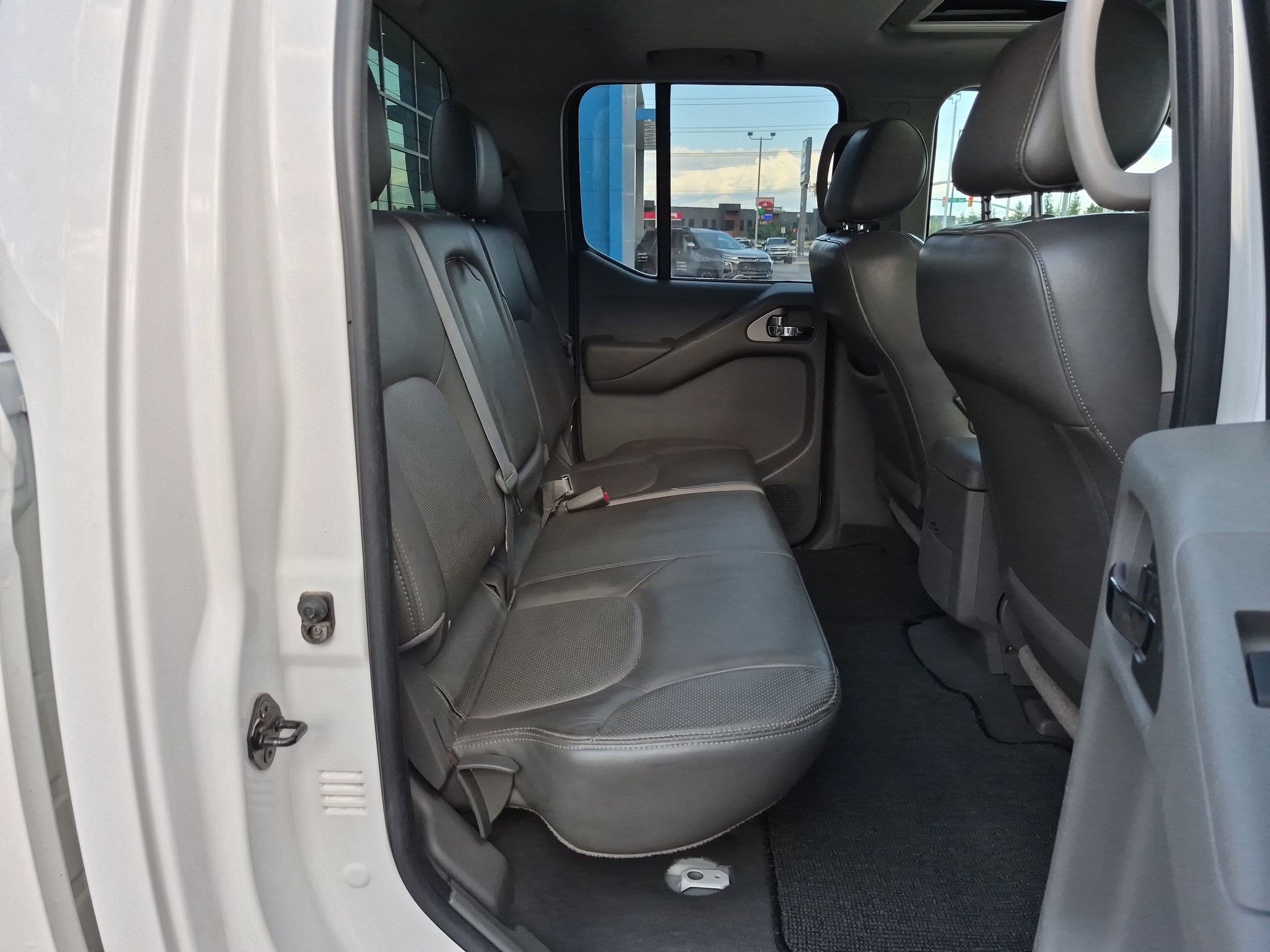 Used 2007 Nissan Frontier LE w/ Leather Pkg AWD/4WD image 28