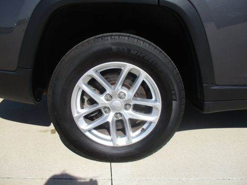 Used 2024 Jeep Grand Cherokee L Laredo w/ Luxury Tech Group I RWD image 12