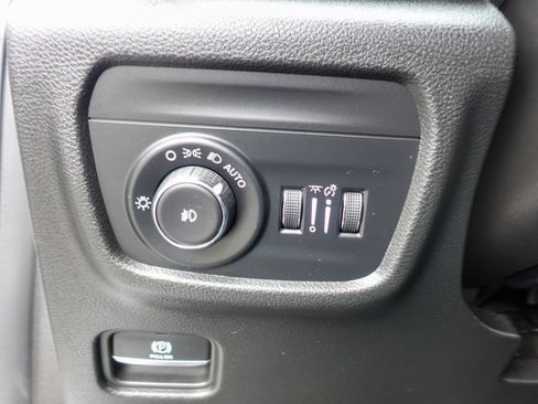 Used 2025 Jeep Grand Cherokee L Limited AWD/4WD image 16