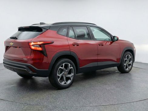 Used 2025 Chevrolet Trax LT w/ LT Convenience Package image 9