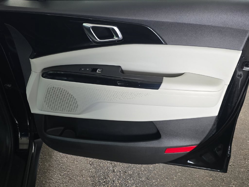 Used 2022 Kia Carnival EX FWD image 33