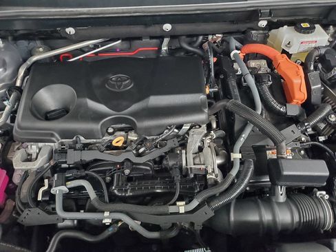 Used 2021 Toyota RAV4 LE AWD/4WD image 4
