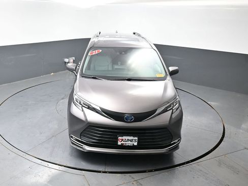 Used 2021 Toyota Sienna XLE FWD image 42