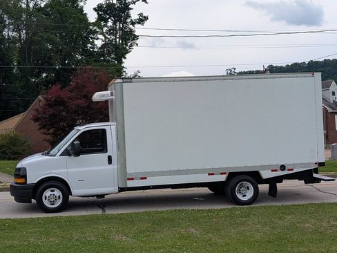 Used 2024 Chevrolet Express 3500 w/ Power Convenience Package RWD image 9