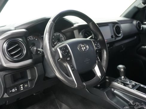 Used 2019 Toyota Tacoma TRD Off-Road AWD/4WD image 10