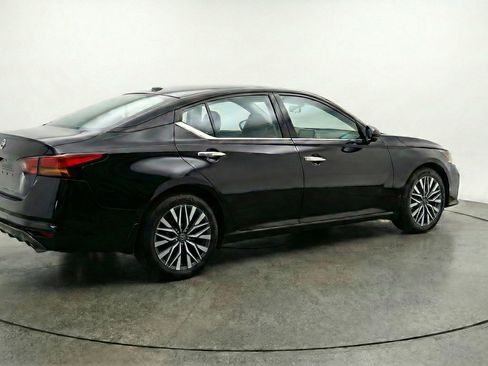Used 2025 Nissan Altima 2.5 SV FWD image 9