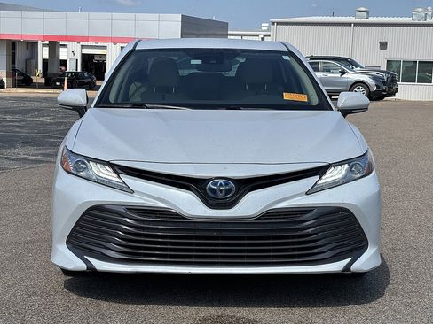 Used 2020 Toyota Camry XLE FWD image 3
