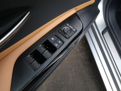 Used 2025 Lexus ES 300h w/ Premium Package image 17