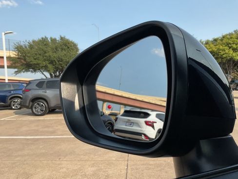Used 2025 Nissan Rogue SV FWD image 22