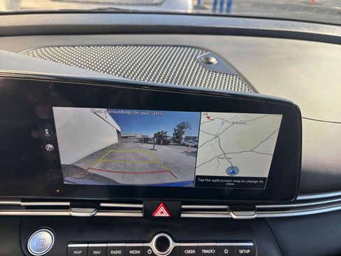 Used 2025 Hyundai Elantra SEL image 17