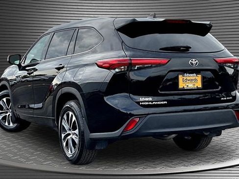 Used 2022 Toyota Highlander XLE AWD/4WD image 4