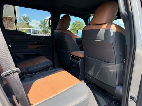 Used 2024 Lexus GX 550 w/ Accessory Package (Z1) AWD/4WD image 16